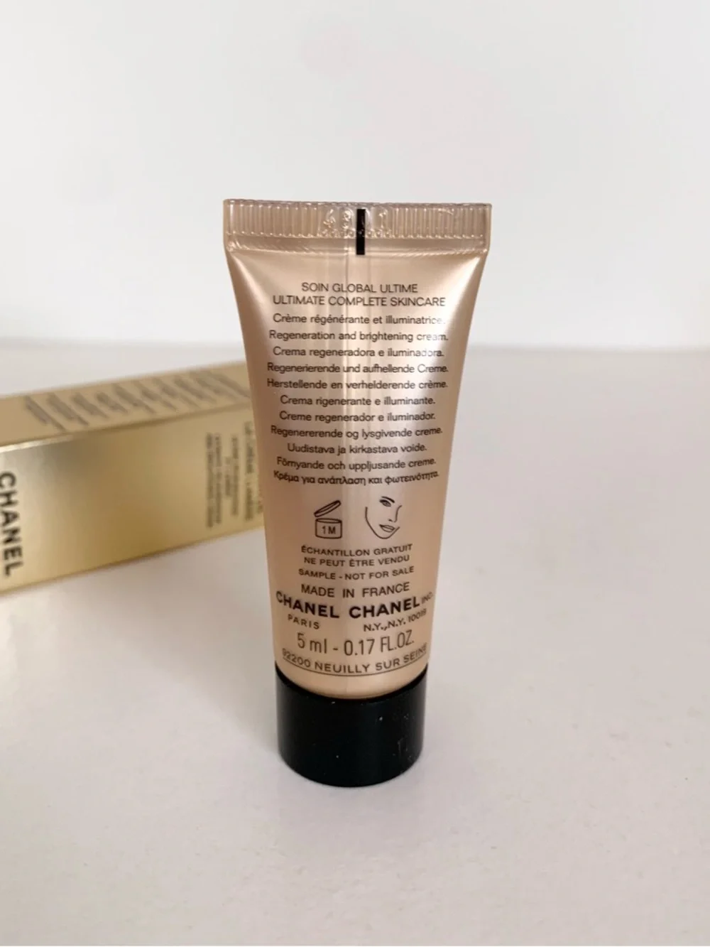 Hold CHANEL Sublimage La Crème Lumière - Picture 5 of 15